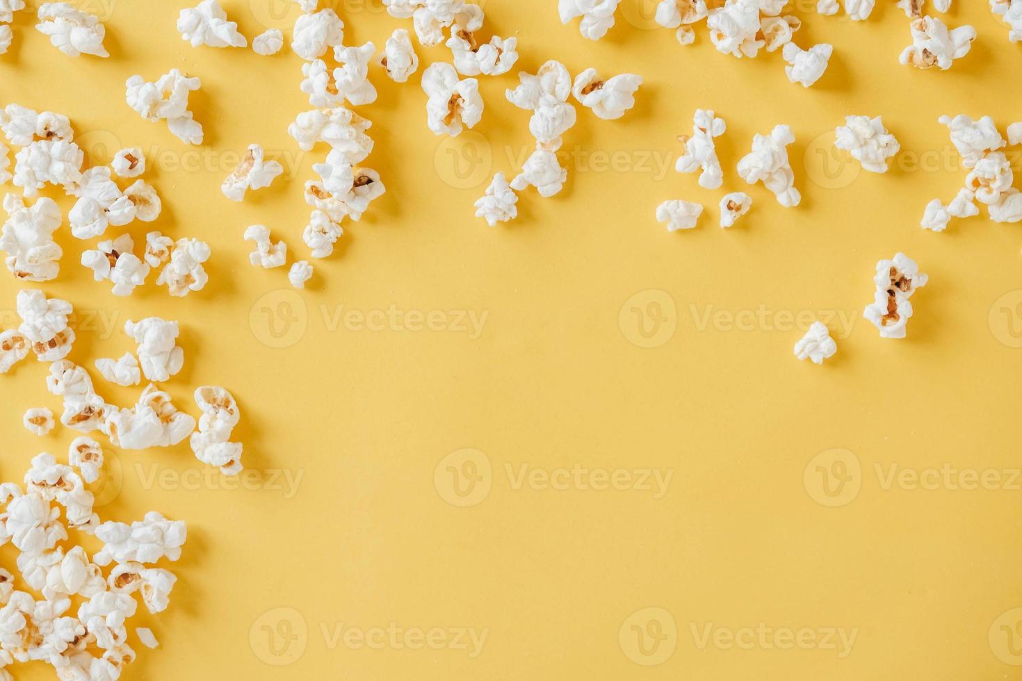 popcorn op een gele achtergrond als achtergrondafbeelding foto