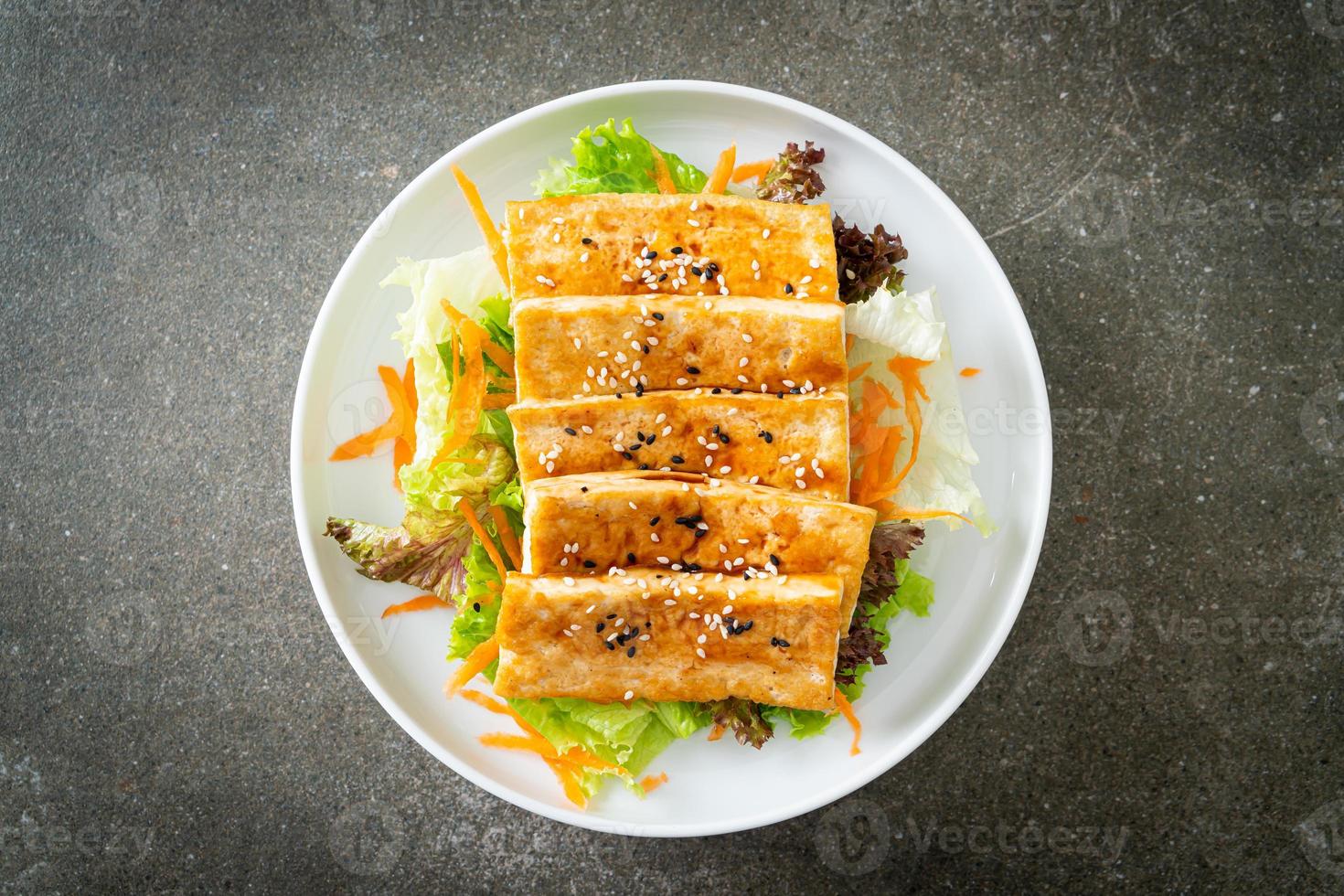 teriyaki tofu salade met sesam foto