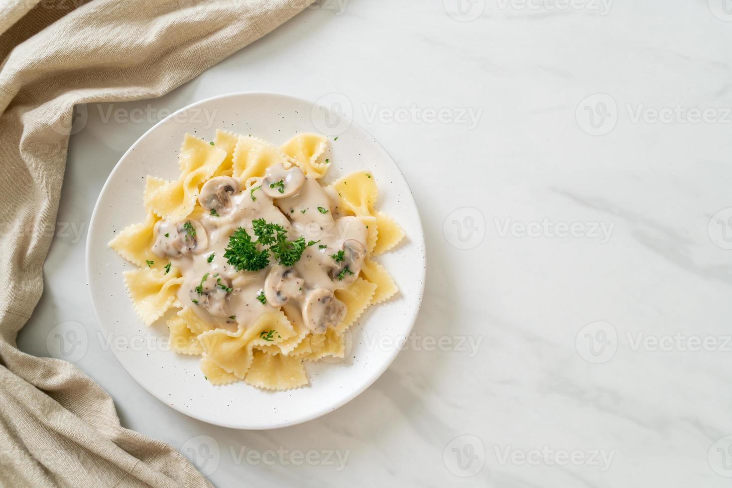 farfalle pasta met champignon-witte roomsaus foto