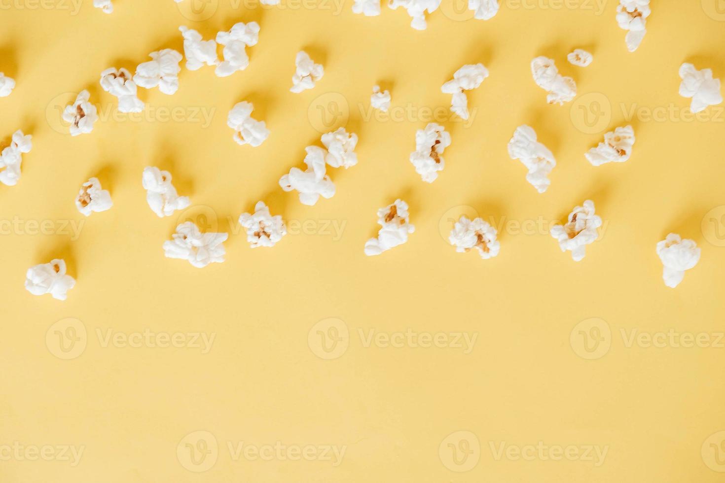 popcorn op een gele achtergrond als achtergrondafbeelding. bovenaanzicht. kopiëren, lege ruimte voor tekst foto
