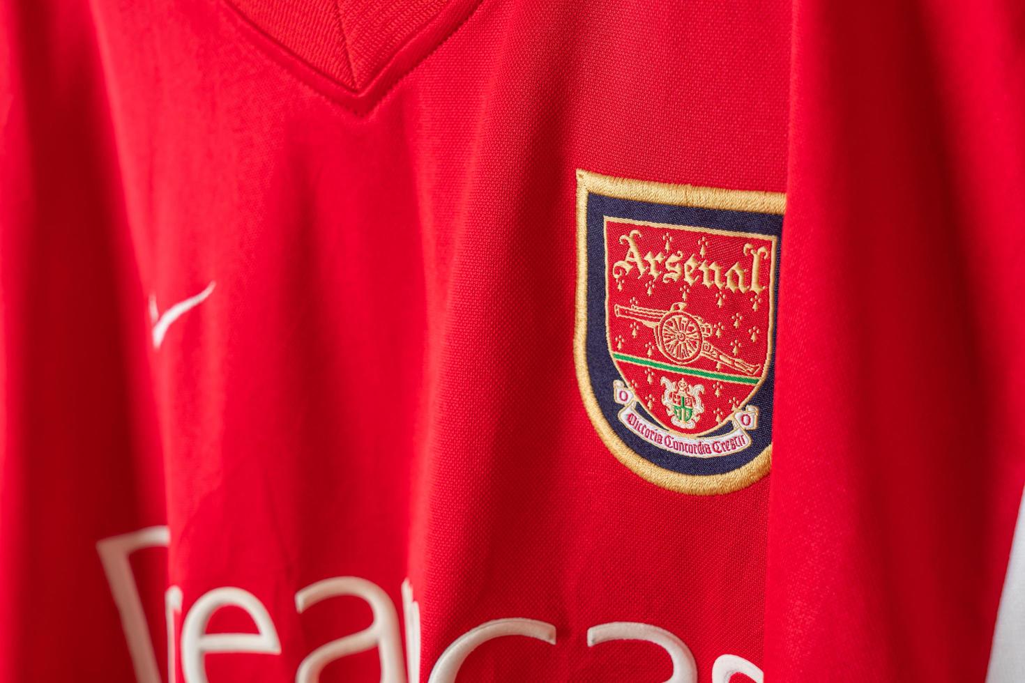 bangkok, thailand - 18 jan 2022 - arsenal logo op arsenal retro shirt thuisshirt seizoen 2000-2002 foto