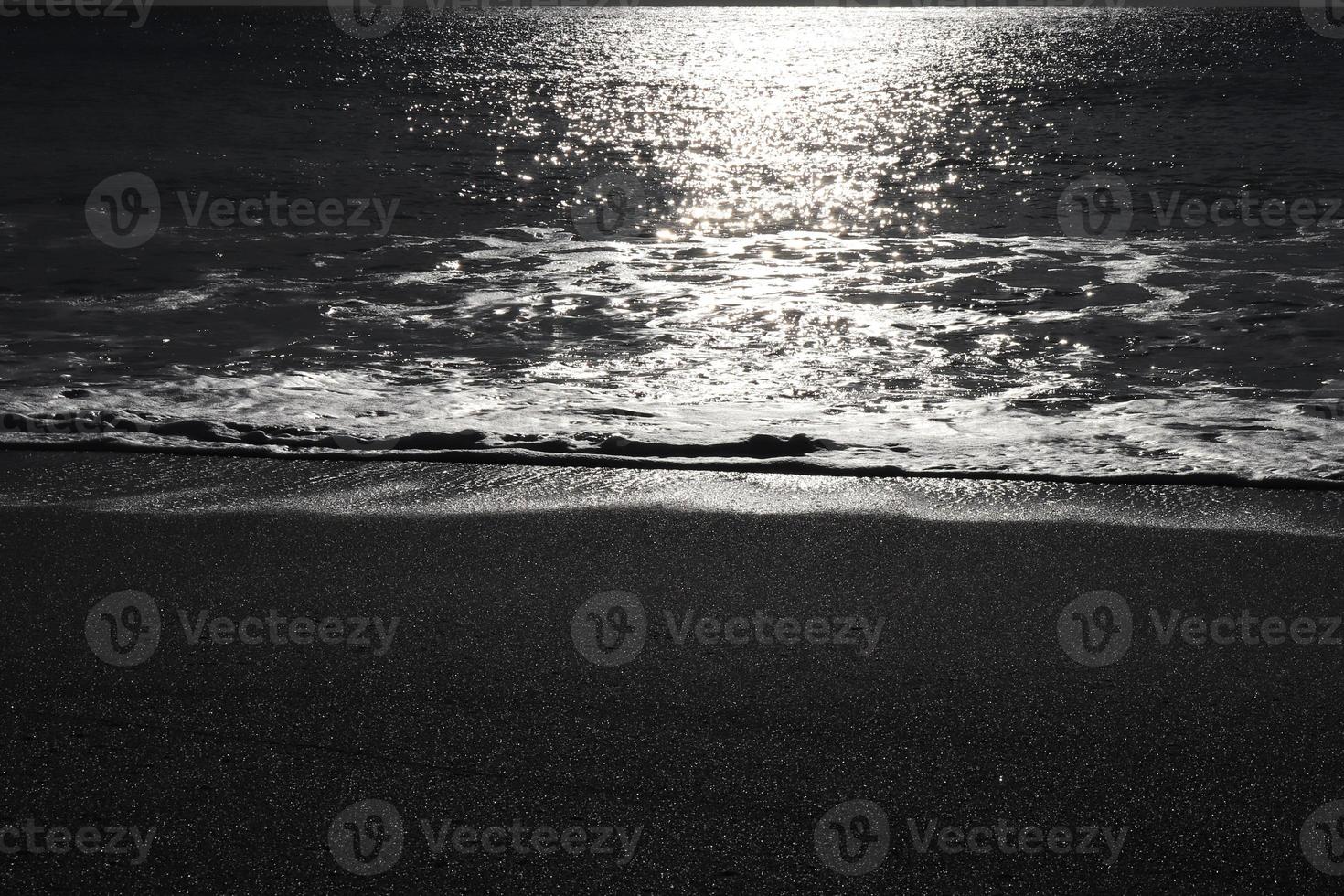 kalme zee strand met zonlicht zeegezicht foto