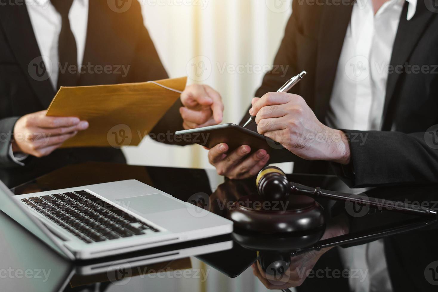 zakenmensen en advocaten bespreken contractpapieren aan tafel. concepten van recht, advies, juridische diensten. foto