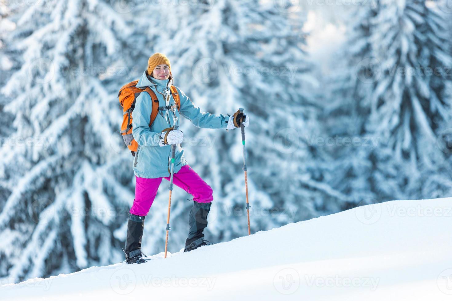 een wandelaar loopt op sneeuwschoenen in de sneeuw foto