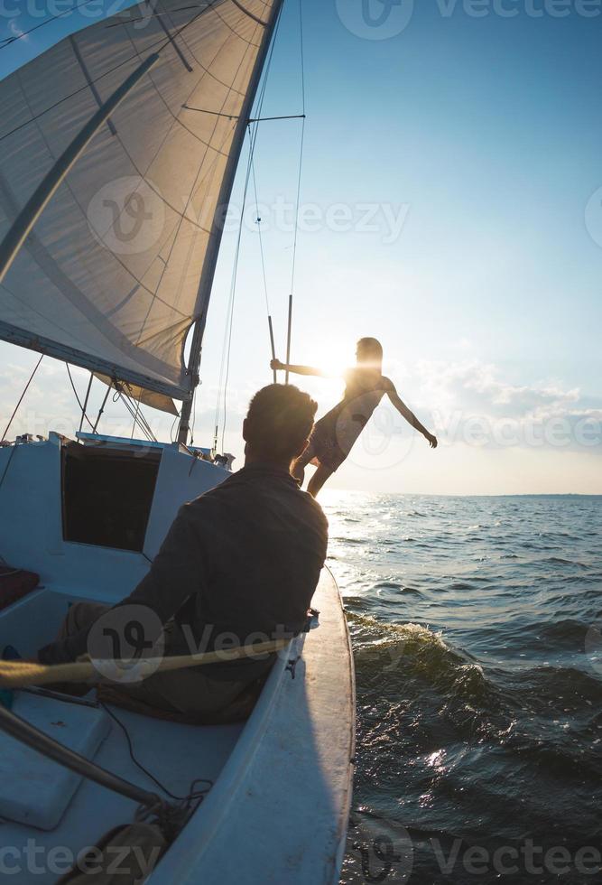 een man en een vrouw reizen op een zeiljacht. foto