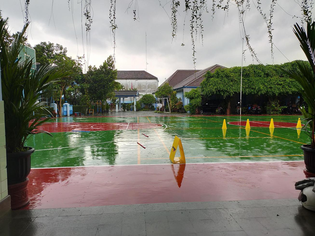 regenachtige sfeer in de schoolomgeving foto