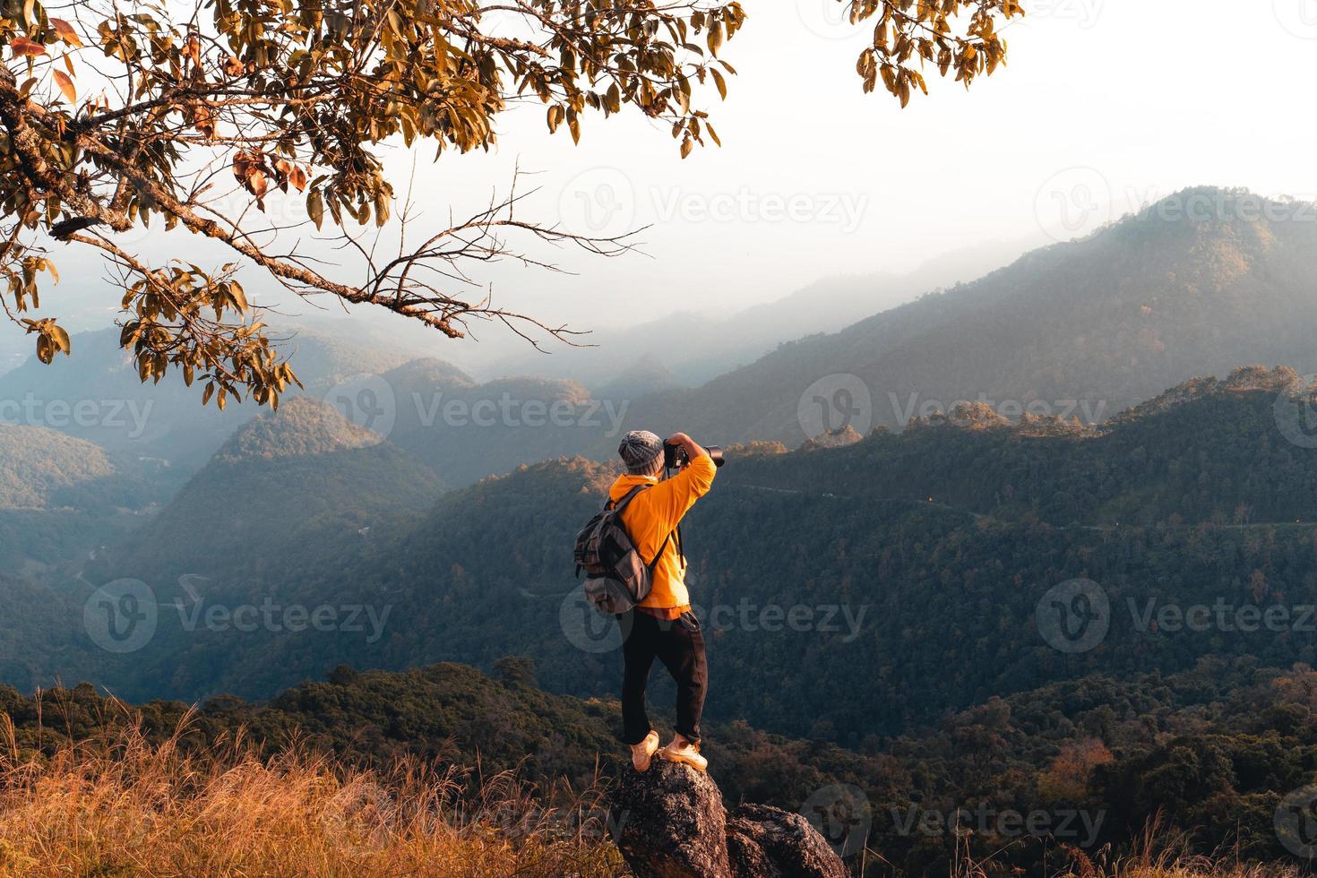 's avonds wandelen in de bergen foto