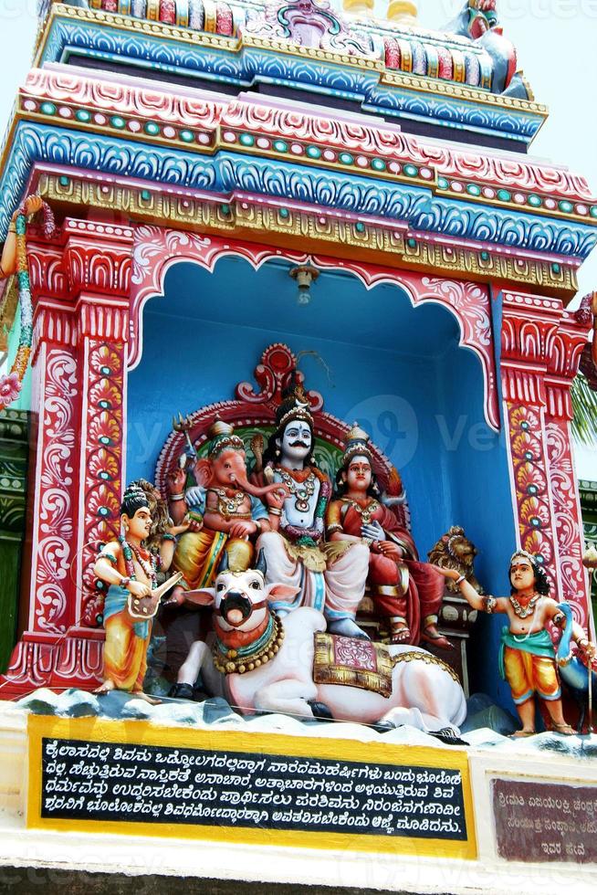 idolen van hindoe goden ganesha, shiva en parvathi in yadiyur tempel, karnataka, india foto