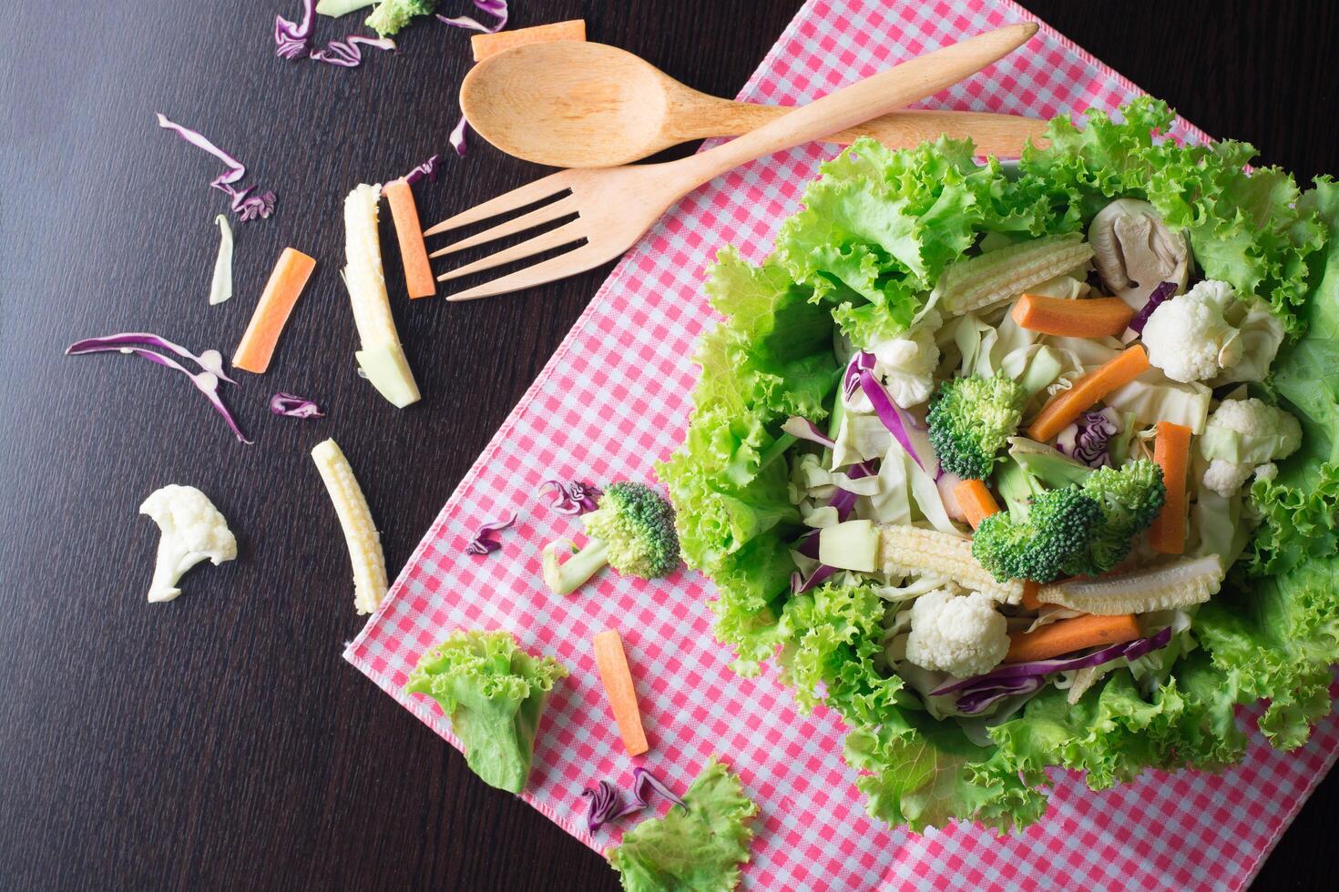 gemengde groenten hebben een wortel, broccoli, bloemkool, paarse kool, sla - clean food concept foto