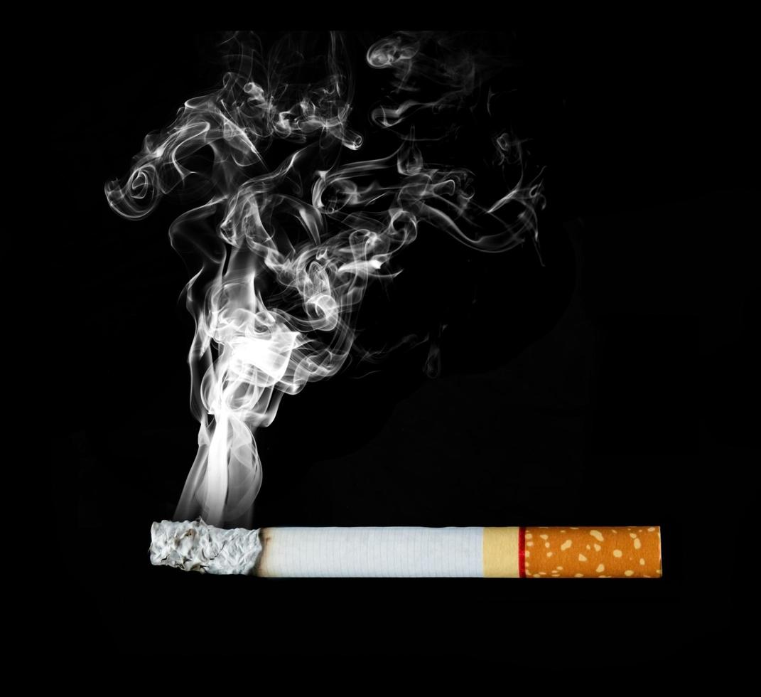 rokende sigaret op zwarte achtergrond foto