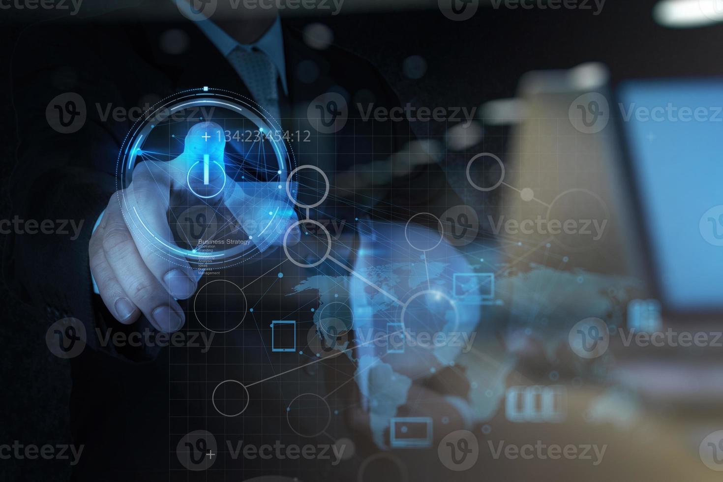 dubbele belichting van zakenman die werkt met een cloud computing-diagram op de nieuwe computerinterface foto