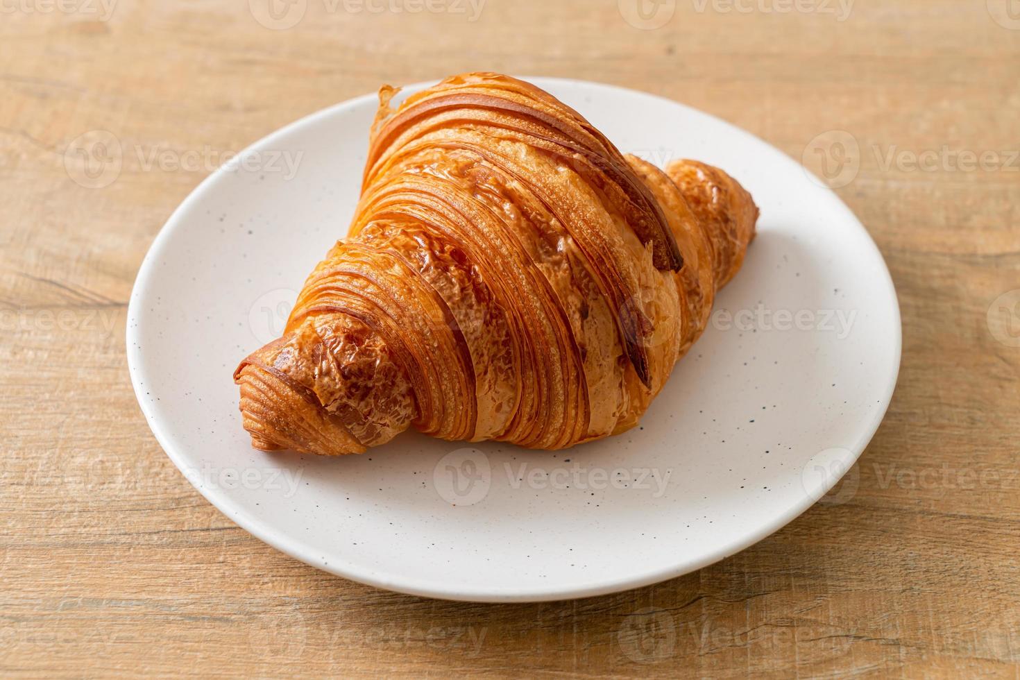 verse croissant op witte plaat foto