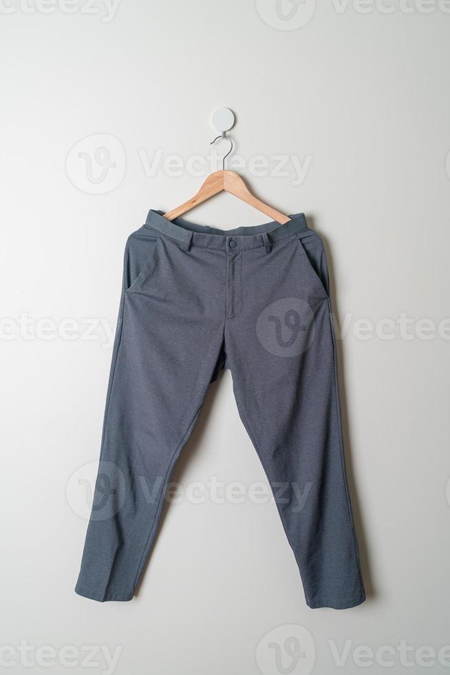 broek of lange broek die aan de muur hangt foto