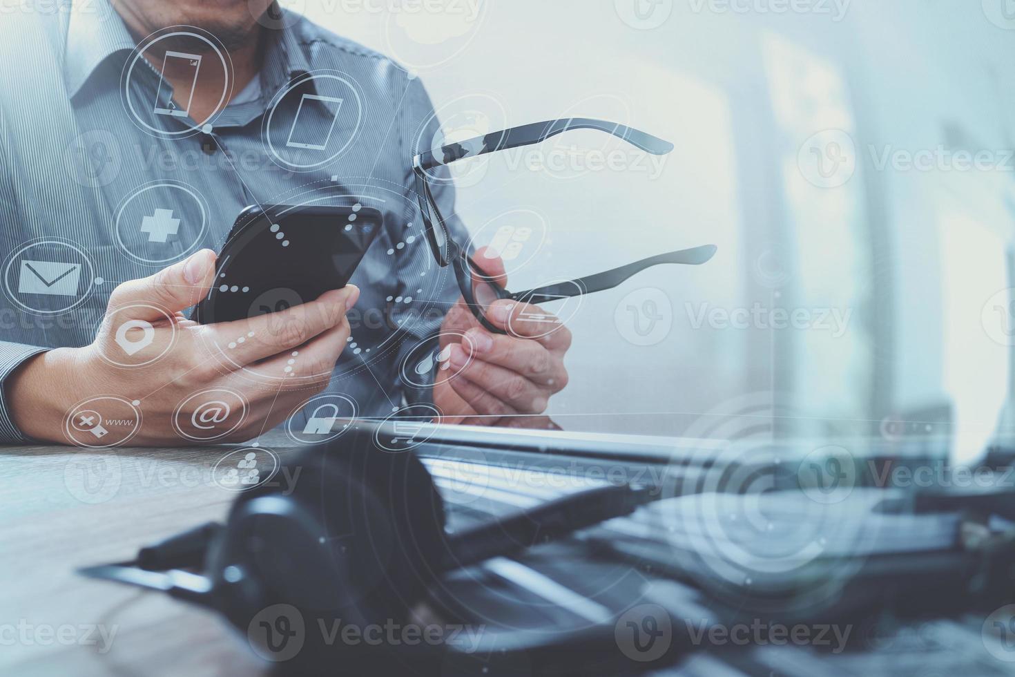 man met bril hand met voip headset met digitale tablet computer docking toetsenbord, smartphone, concept communicatie, het ondersteunt, callcenter en klantenservice helpdesk op houten tafel foto