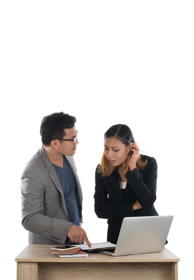 jonge zakenvrouw permanent met haar baas gesprek over het bedrijf op kantoor geïsoleerd op een witte achtergrond. foto