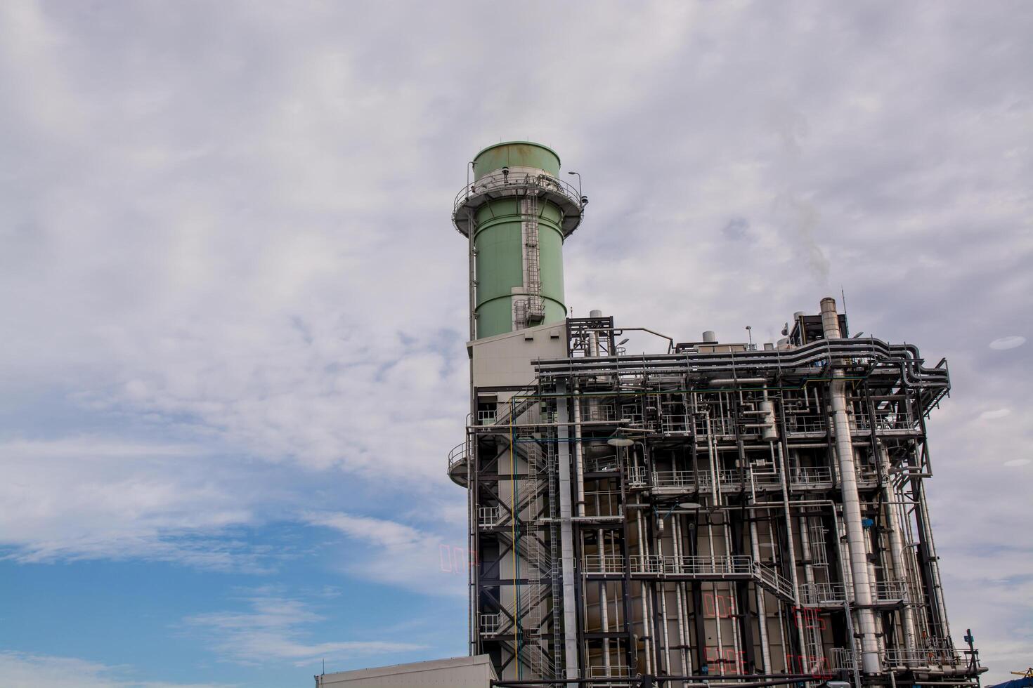 zicht op pijpleidingen en torens, zware industrie. foto