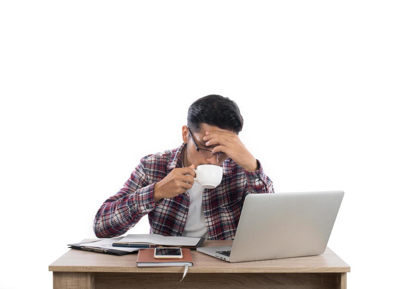 bezorgde zakenman die achter een computer klaagt nadat hij een fout op kantoor heeft gekregen. foto
