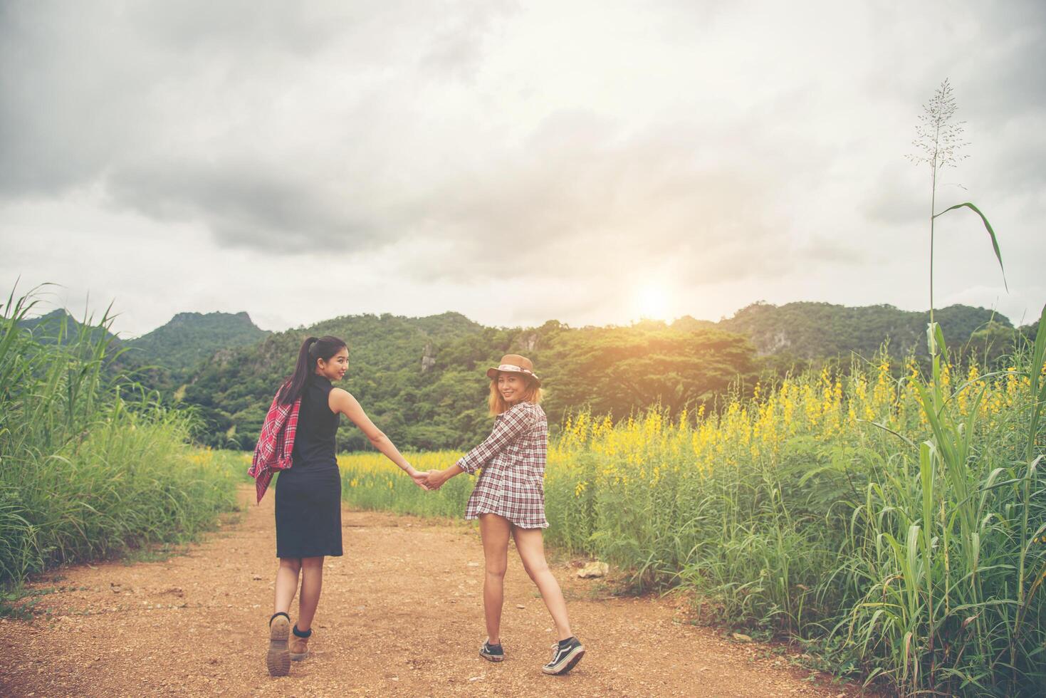 twee gelukkige jonge vrouw genieten met vakantie reizen ontspannen in het veld. foto