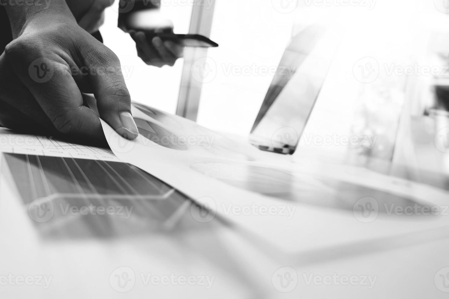 zakenman hand werken op laptopcomputer met digitale laag zakelijke grafiek informatie diagram op houten bureau als concept foto