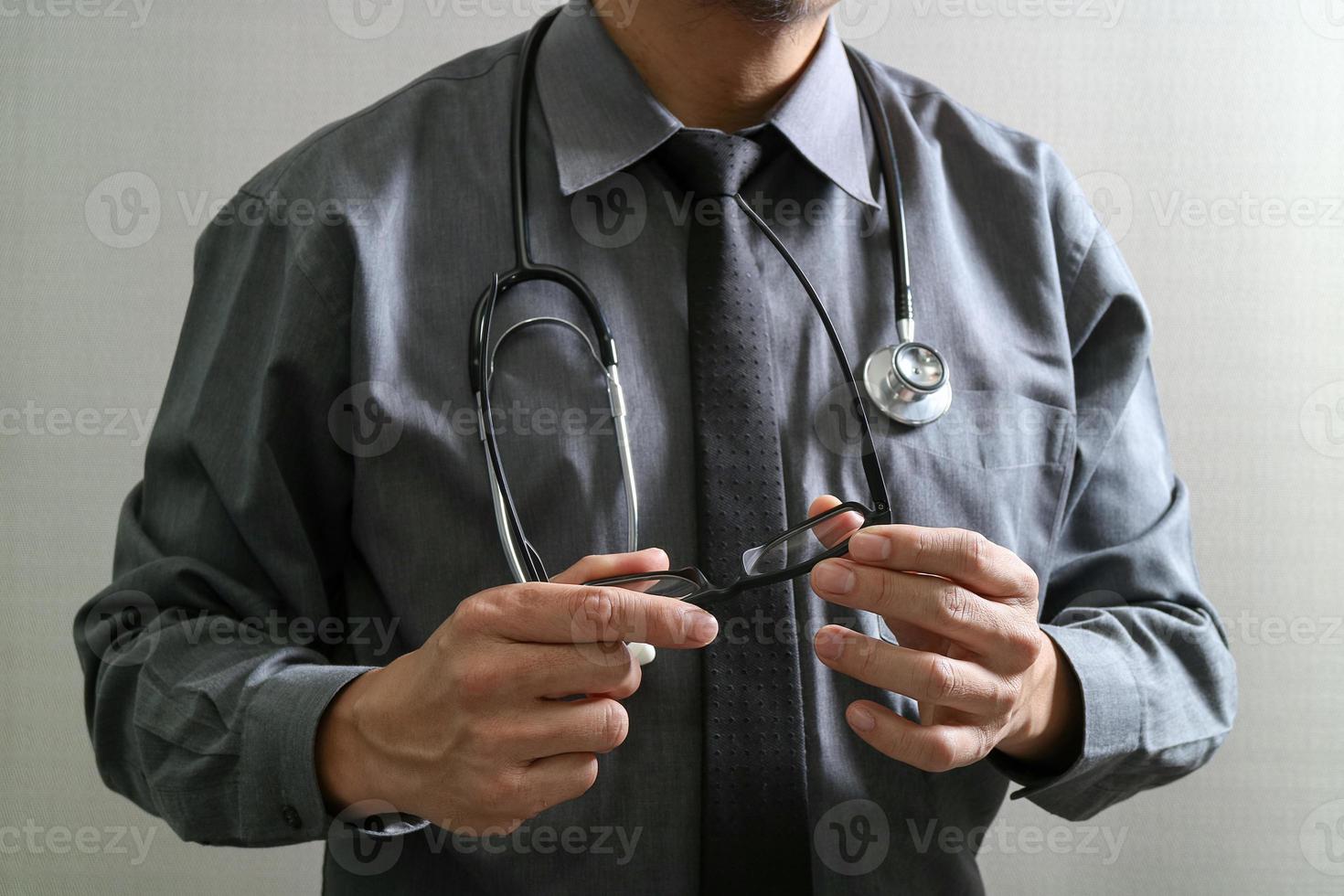 slimme arts met lenzenvloeistof, stethoscoop, vooraanzicht, filtereffect foto