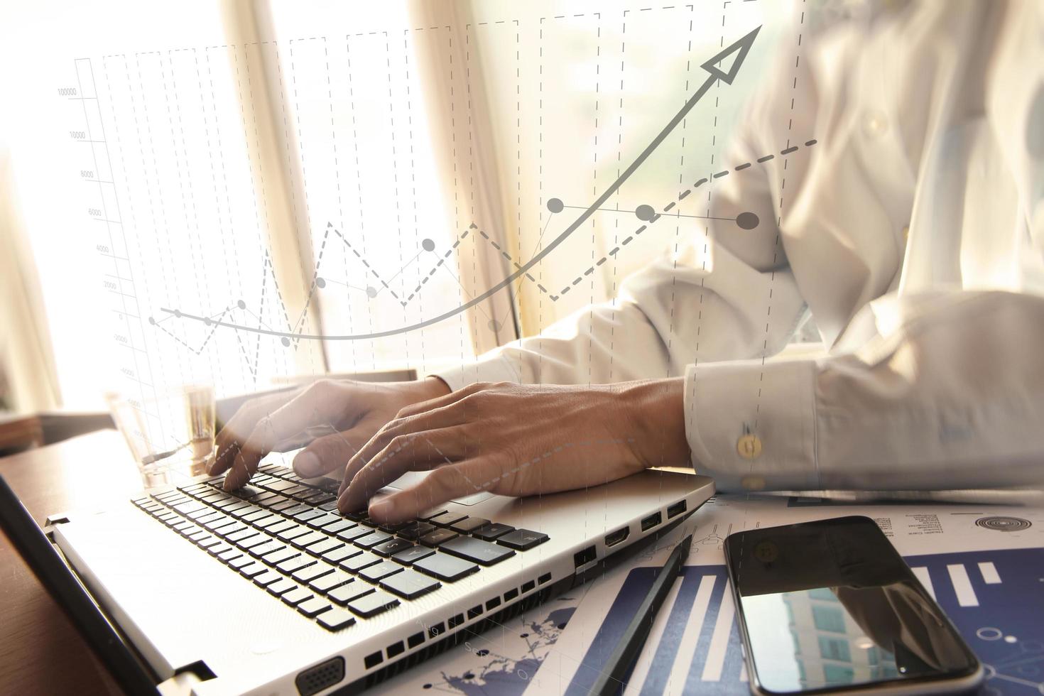 zakelijke man hand werken op laptopcomputer op houten bureau als concept foto