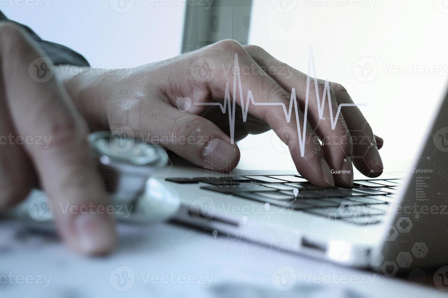 close-up van de hand van de geneeskundedokter die werkt met moderne computer- en medische diagramlagen op houten bureau als medisch concept foto