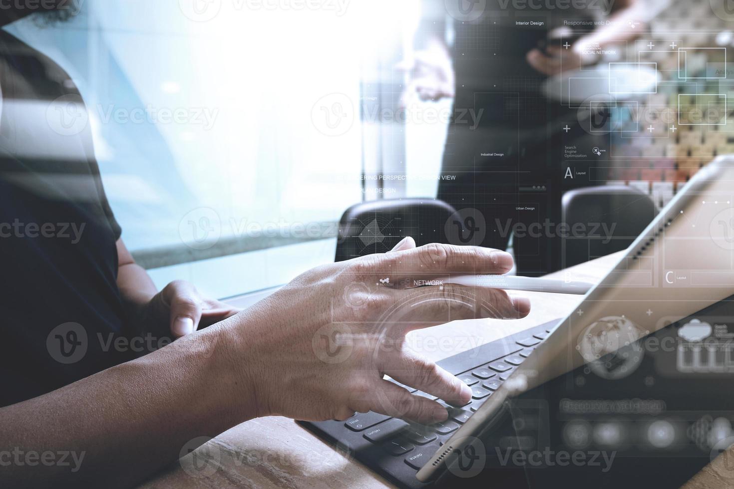 twee collega webdesigner bespreken gegevens en digitale tablet docking toetsenbord en computer laptop met smartphone en ontwerp diagram op marmeren bureau, zonlicht effect foto