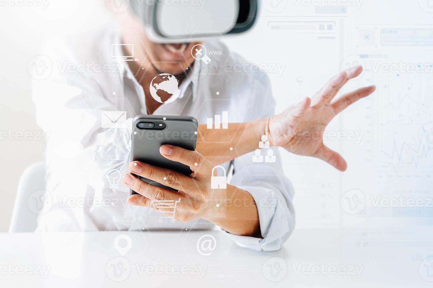 zakenman die een virtual reality-bril draagt in een modern kantoor met een mobiele telefoon met een vr-headset met schermpictogramdiagram foto