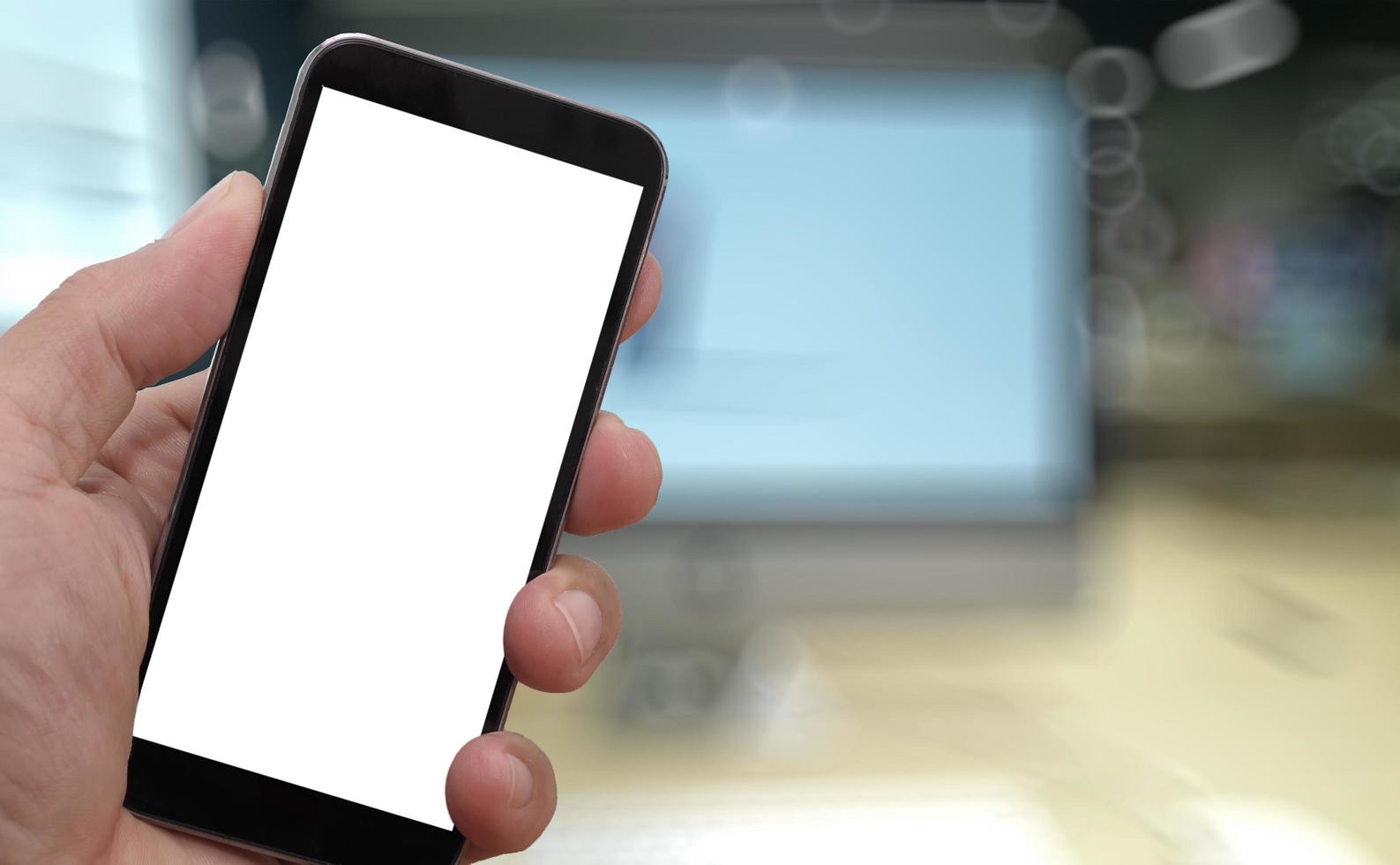 close-up van hand met leeg scherm van slimme telefoon met onscherpe achtergrond als concept foto