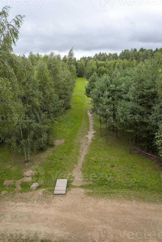 de gebaande paden in het veld, zijaanzicht vanaf de top. foto