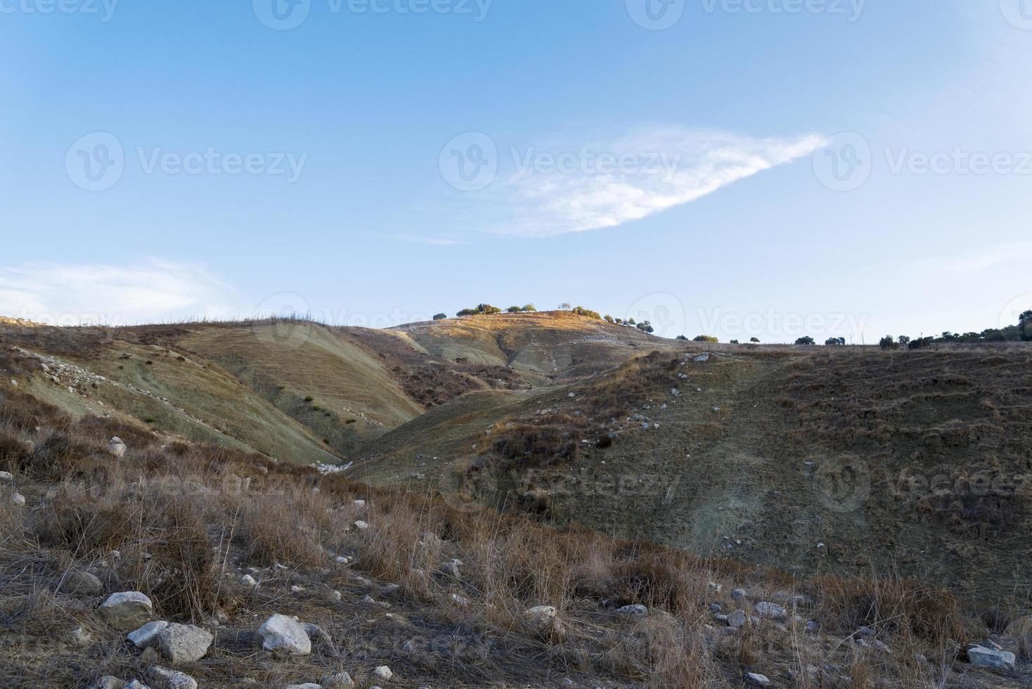 landschap van cyprus in de buurt van avakas-kloof. wild natuur foto