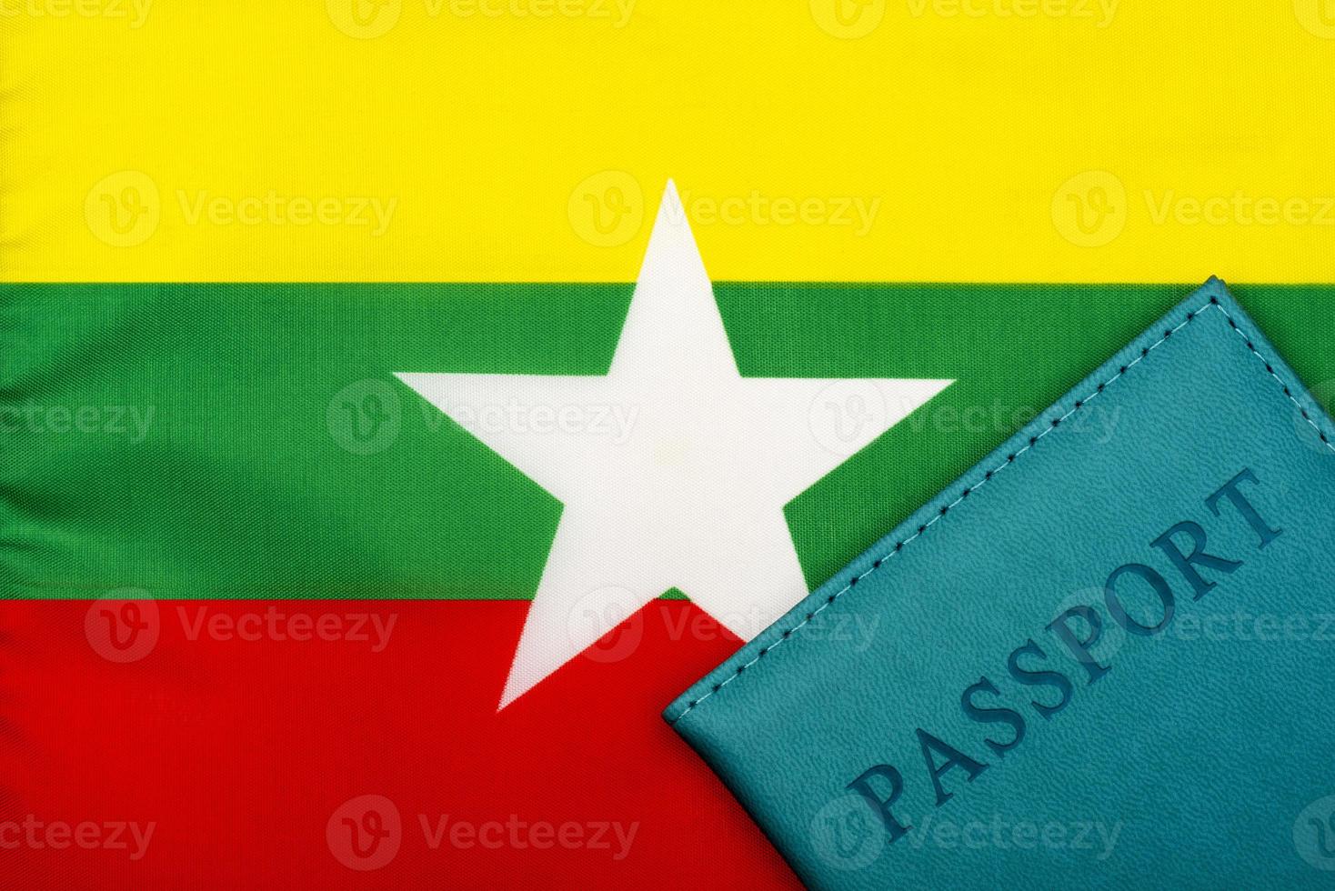 op de achtergrond van de vlag van myanmar is een paspoort. foto