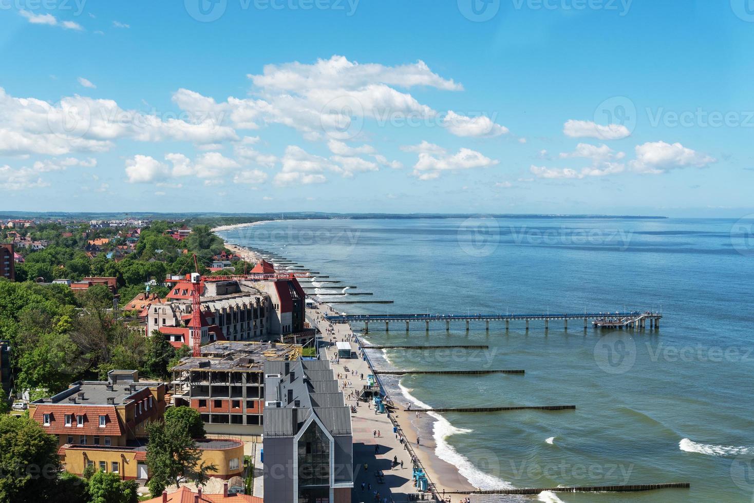 de kust van de stad Zelenogradsk met uitzicht op de dijk, huizen en pier, bovenaanzicht. foto