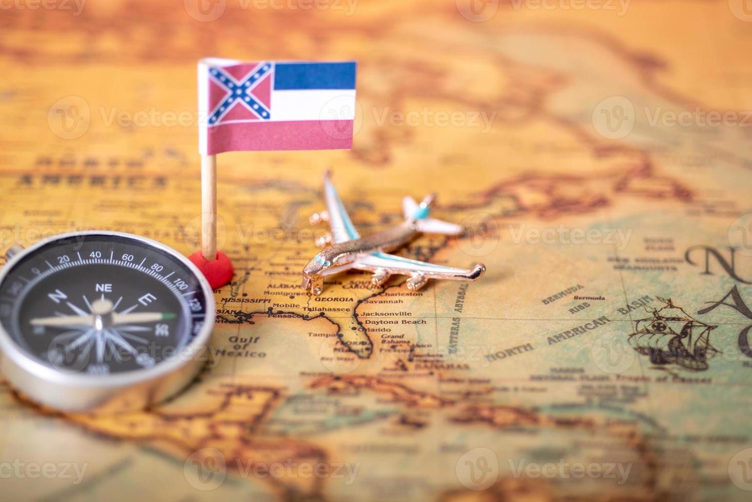 mississippi vlag, vliegtuig en kompas op de kaart van de oude wereld. foto