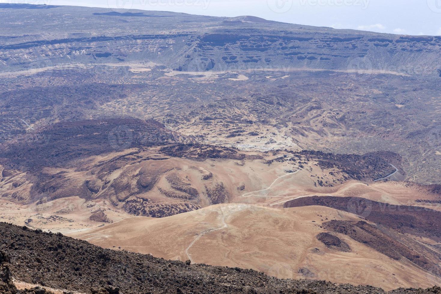 uitzicht vanaf teide las canadas caldera vulkaan met gestolde lava. teide nationaal park berglandschap boven de wolken. tenerife, canarische eilanden, spanje. foto