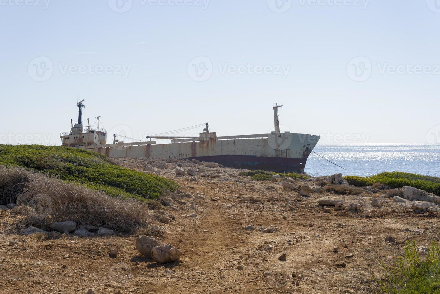 verlaten schip dat schipbreuk leed voor de kust van cyprus foto