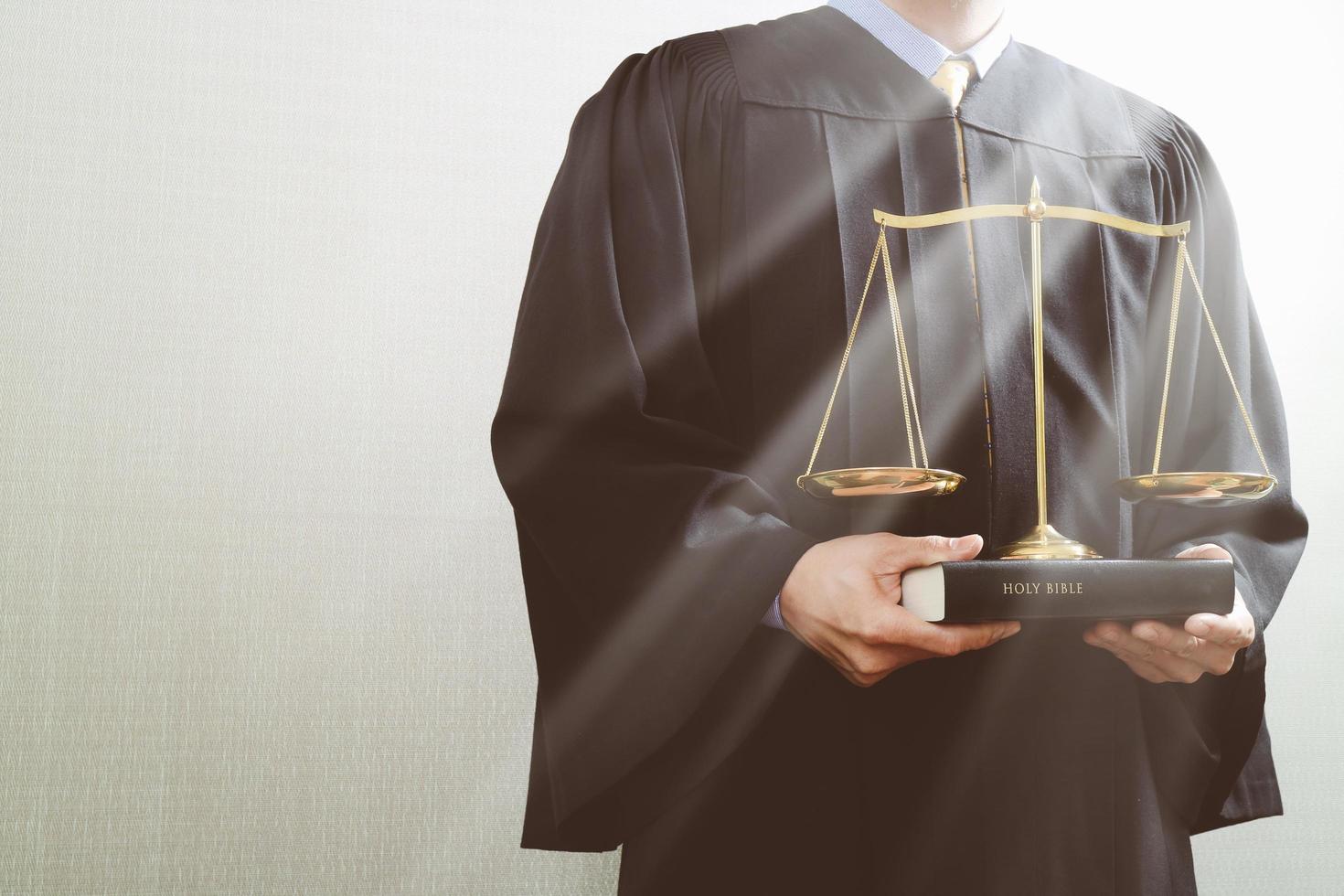 rechtvaardigheid en wet concept.male rechter in een rechtszaal met de weegschaal en het heilige boek foto