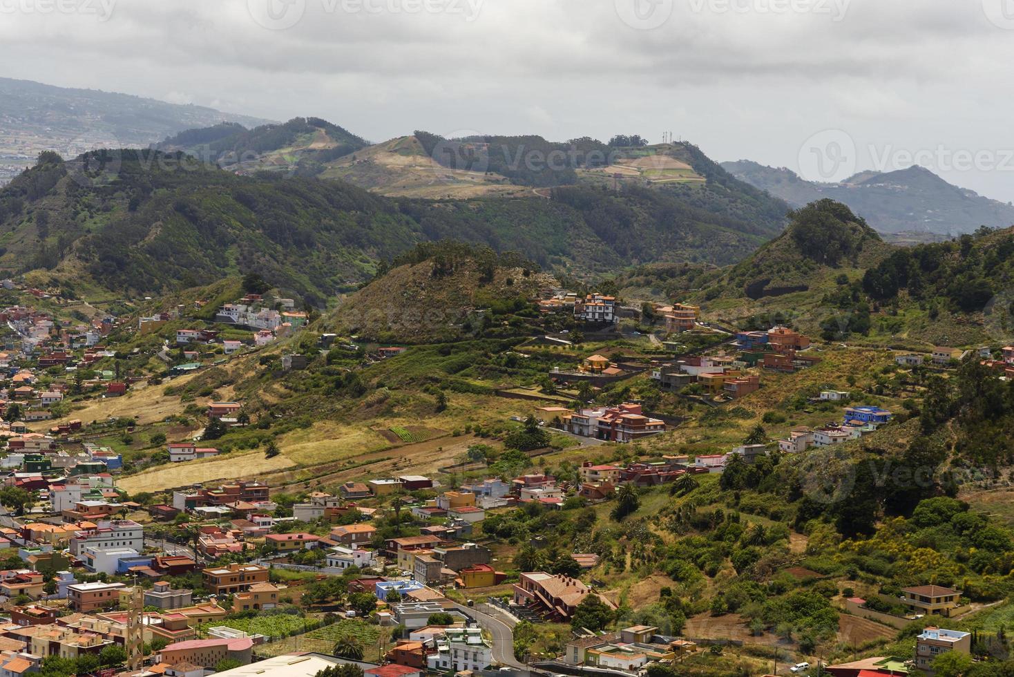 uitzicht op de bergen en de stad op het eiland tenerife. foto