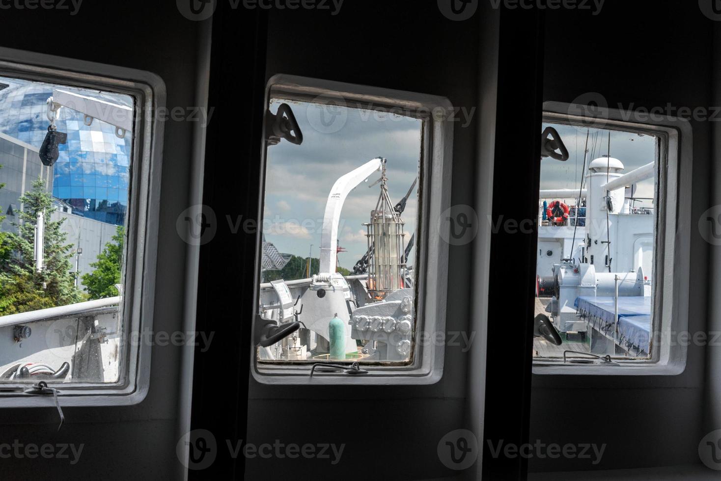 zicht op het dek vanuit het raam van het schip. foto