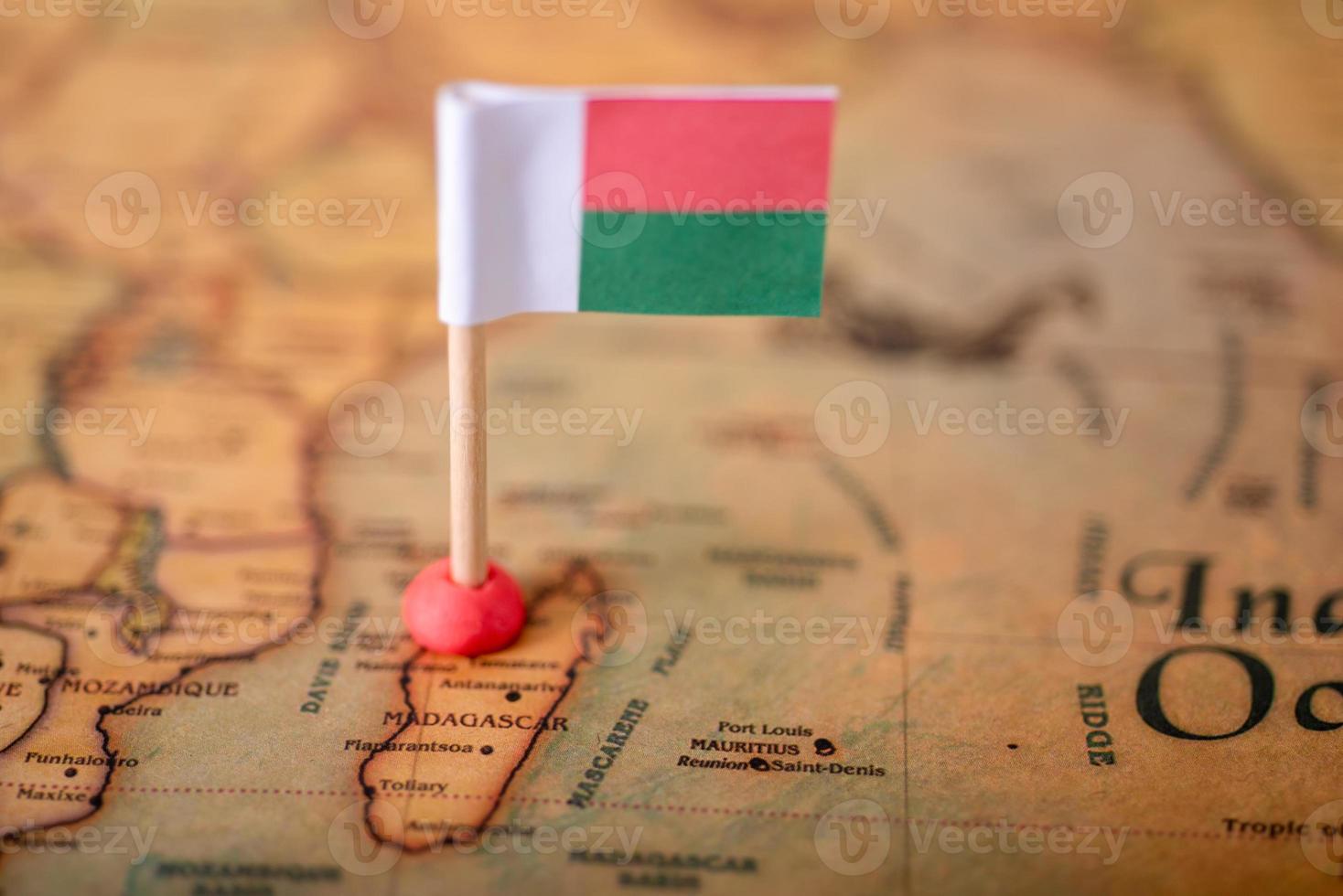 vlag van madagaskar op de wereldkaart. foto