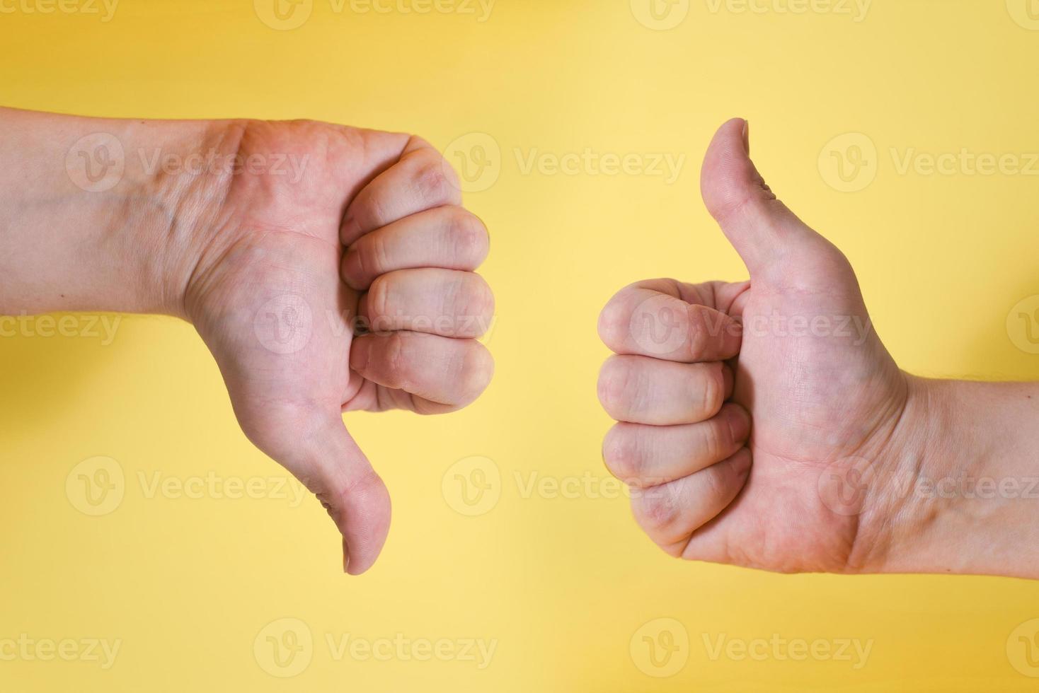 houdt van en houdt niet van het handgebaar, een close-up van een jonge mannenhand. foto