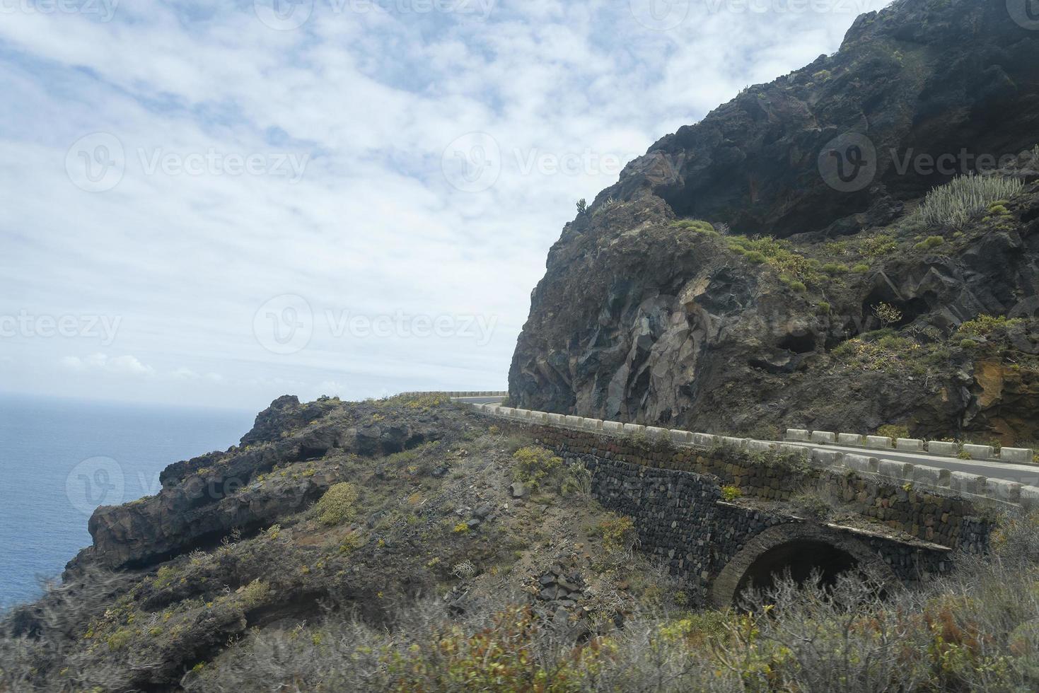 de weg en de kliffen van het eiland Tenerife. foto