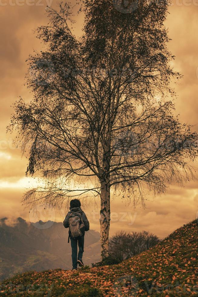 een kind loopt in de natuur foto