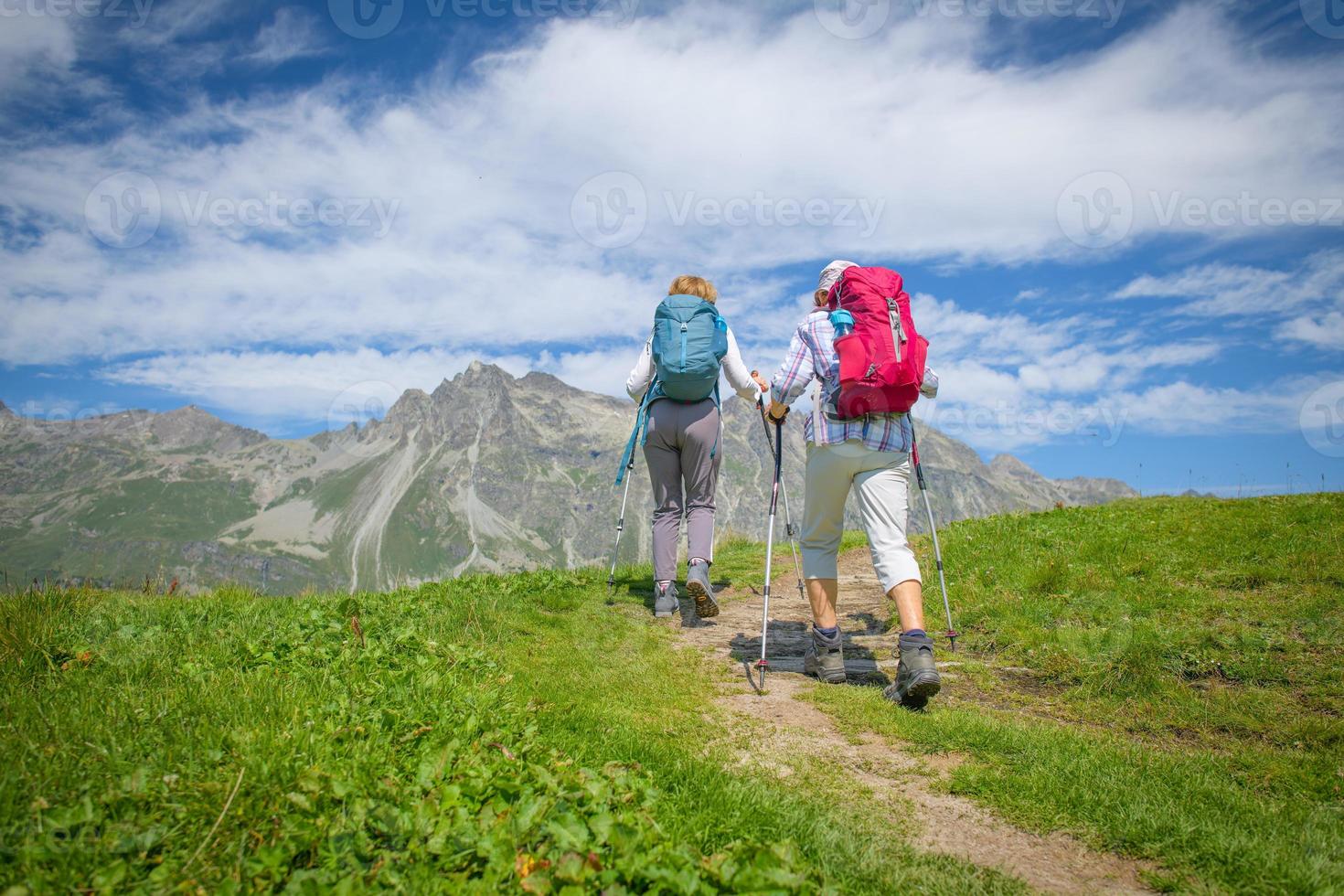 bejaard vriendelijk koppel tijdens een wandeling in de bergen foto