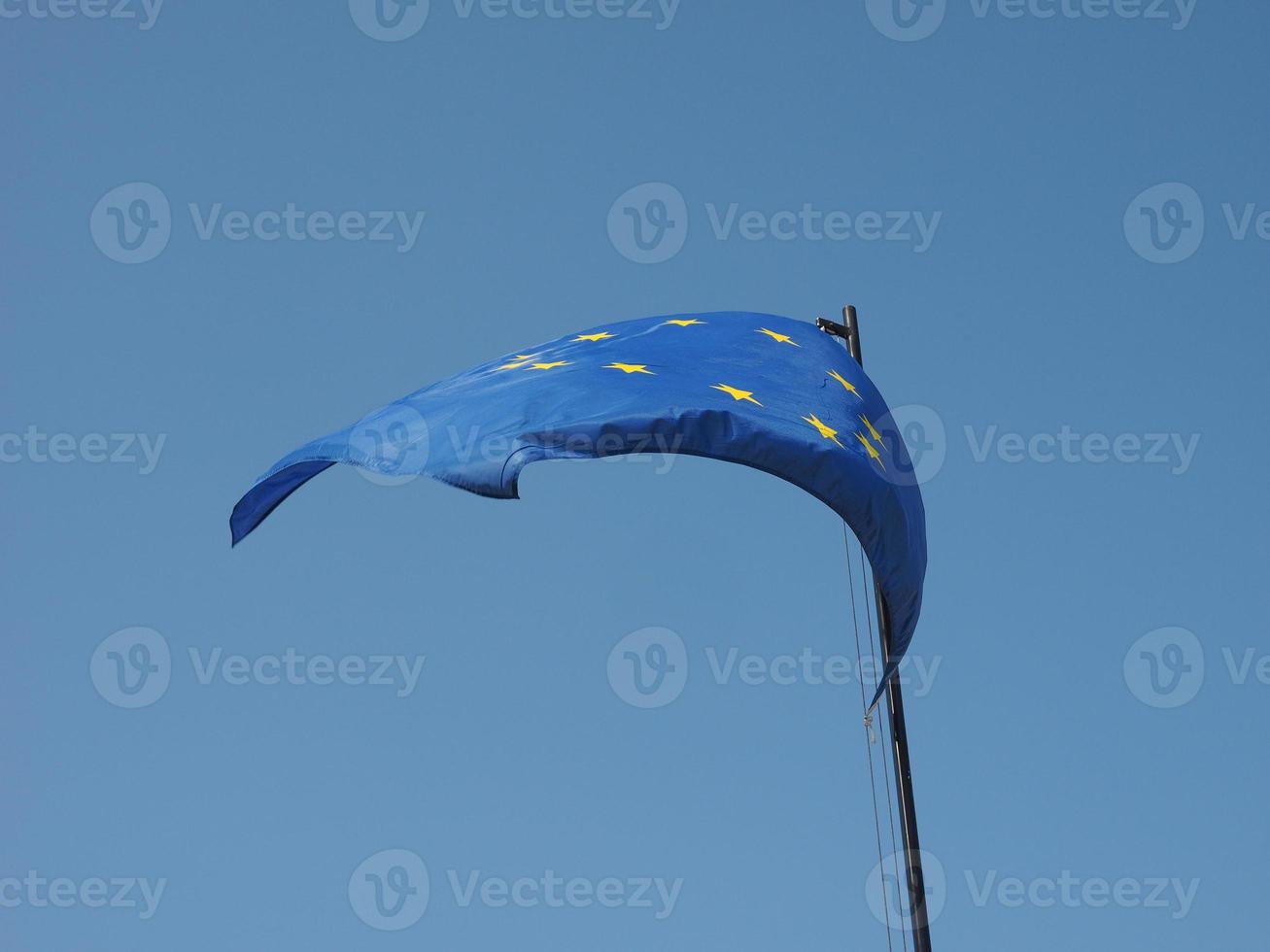 eu-vlag over blauwe lucht foto