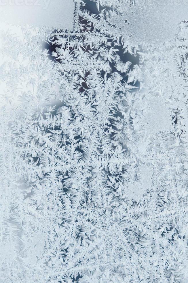 ijspatronen op bevroren glas. abstract ijspatroon op winterglas als achtergrondafbeelding foto