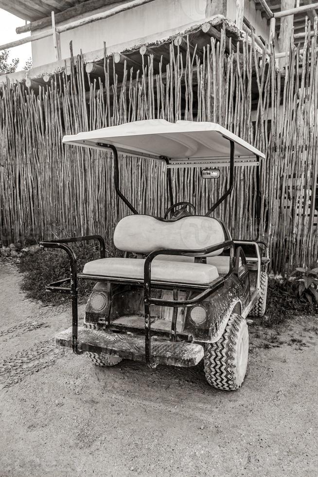 golfkar buggy auto's karren modderige straat dorp holbox mexico. foto