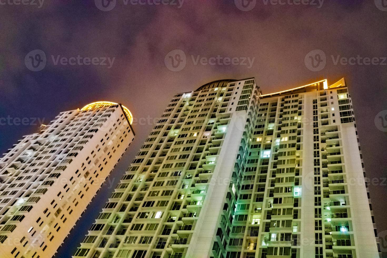 kleurrijke glanzende stad panorama bangkok bij nacht wolkenkrabbers van thailand. foto