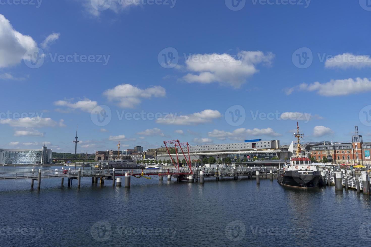 panoramisch uitzicht vanaf de zijkant van een cruiseschip naar het centrum van kiel, duitsland foto