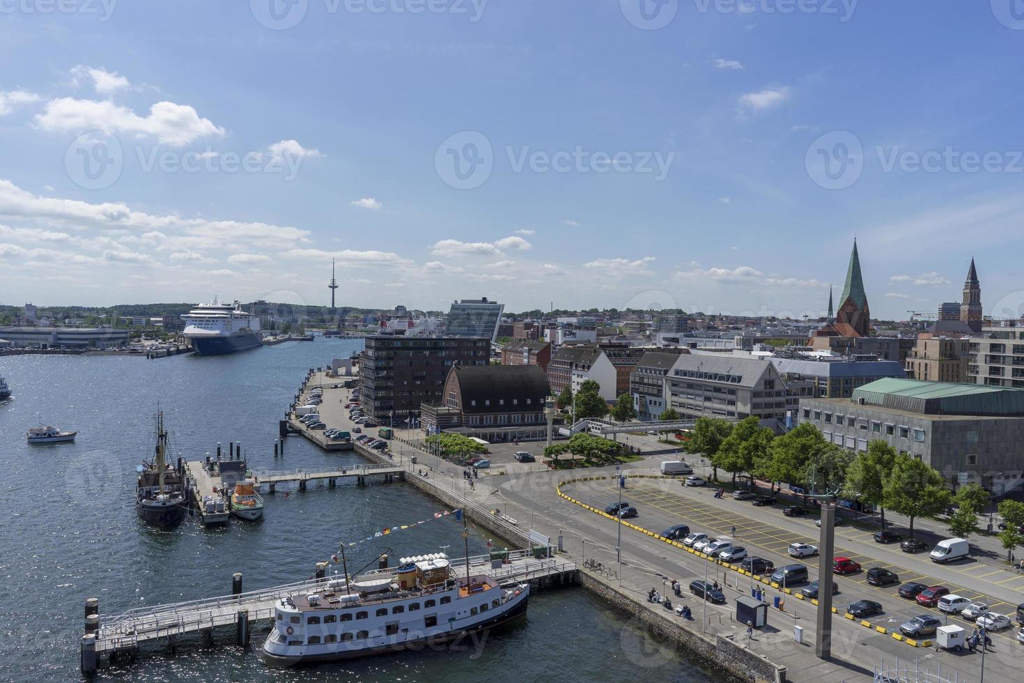 panoramisch uitzicht vanaf de zijkant van een cruiseschip naar het centrum van kiel, duitsland foto